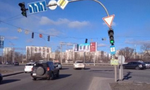 На перекрестке проспекта Григоренко и Дарницкого шоссе демонтировали светофор (фото)