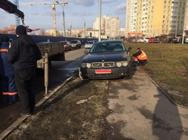 За неделю в Киеве эвакуировали на спецплощадку 31 транспортное средство (фото)