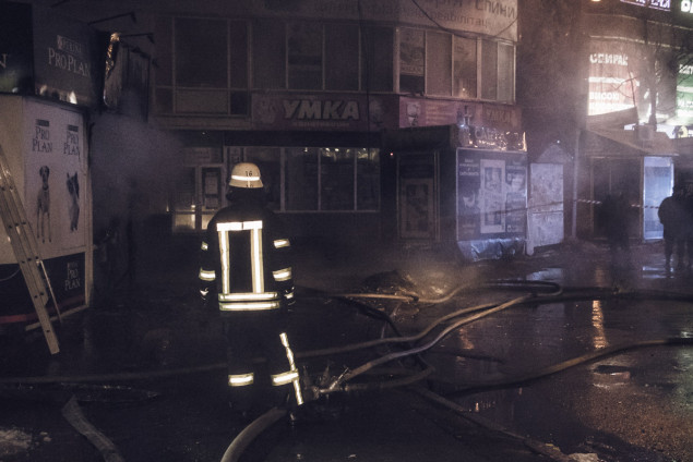 Ночью у метро “Дарница” в Киеве горели МАФы (фото, видео)
