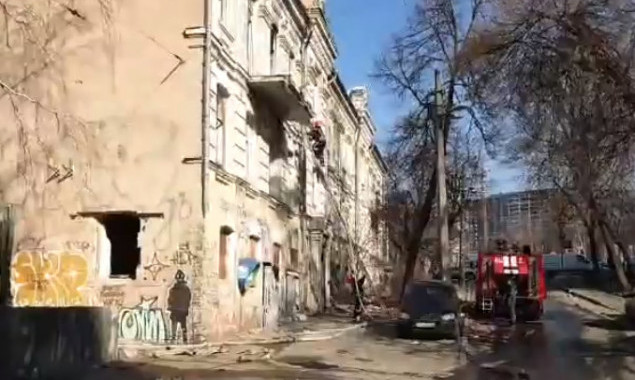 В центре Киева дважды за сутки горело старинное нежилое здание (видео)