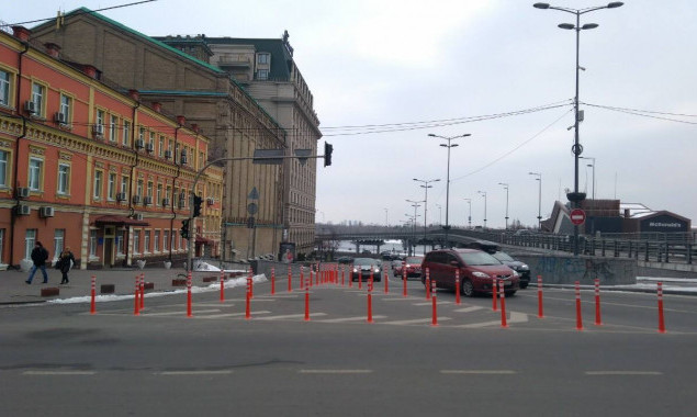 На Подоле в Киеве очередной островок безопасности защитили столбиками (фото)