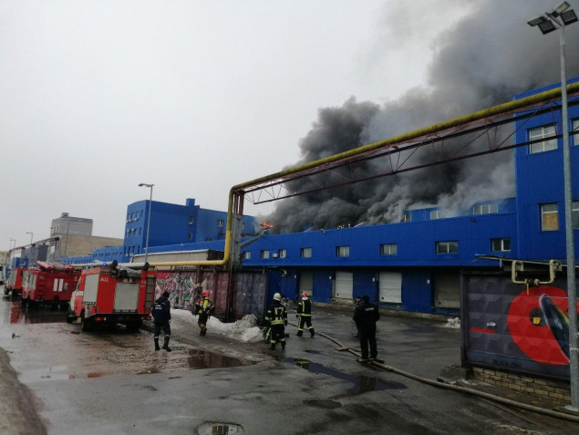 Масштабный пожар у метро “Лесная”: существует угроза обвала строительных конструкций (фото, видео)