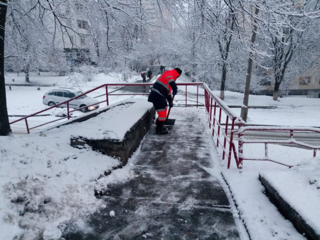 367 единиц снегоуборочной техники работают на дорогах столицы, - КГГА