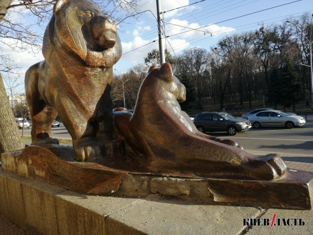 Статуи львов возле Киевского зоопарка, как и соседа-бизона, разбирают на цветмет (фото)