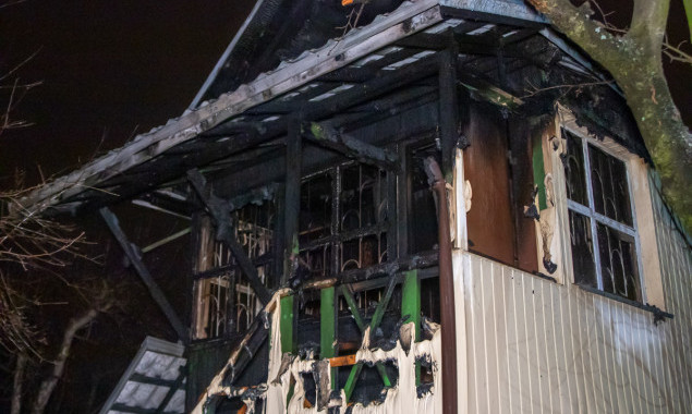 На Русановских садах в Киеве ночью горел жилой дом (фото, видео)