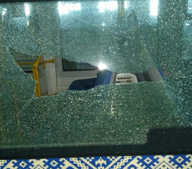 В столичном скоростном трамвае неизвестные разбили стекло