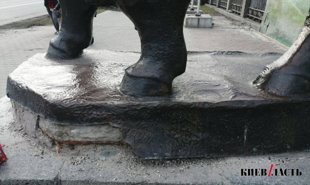 От статуи бизона возле Киевского зоопарка начали отпиливать фрагменты (фото)