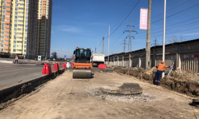 В Оболонском районе столицы продолжаются работы по устройству дорожного покрытия - КГГА
