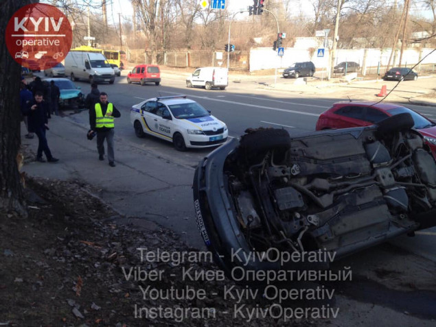На проспекте Науки в Киеве в результате ДТП перевернулся автомобиль Audi и вылетел на остановку (фото)