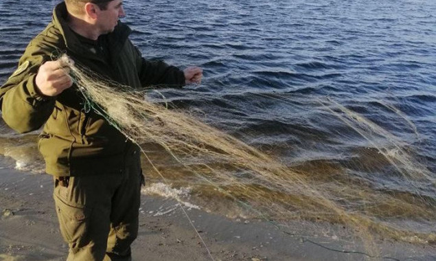 Киевский рыбоохранный патруль за неделю обнаружил 7 км браконьерских сеток