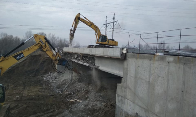 Город снес подъездной мост, чтобы заблокировать скандальную стройку на Осокорках – блогер