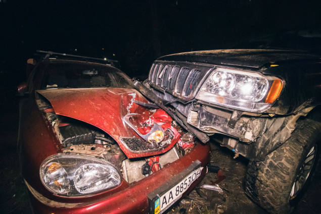 На Оболони в Киеве пьяный водитель внедорожника серьезно повредил два легковых автомобиля (фото, видео)