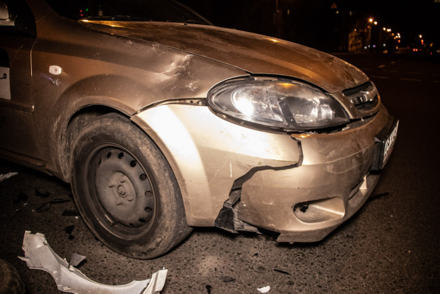 В Киеве таксист сбил сразу двух развозчиков пиццы на скутерах (фото)