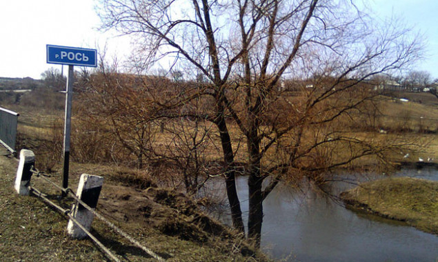 Речку Рось загрязняют фекалиями жители окрестных сел (видео)