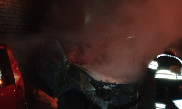 Под Киевом сгорели два автомобиля, еще один поврежден