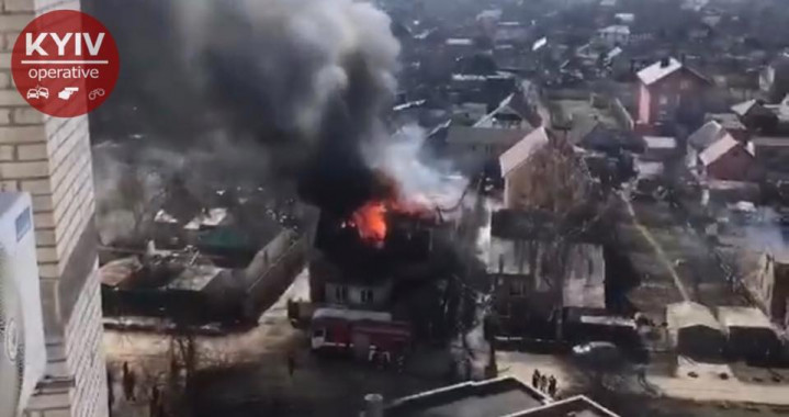 На столичных Новобеличах произошел масштабный пожар в частном доме (фото, видео)