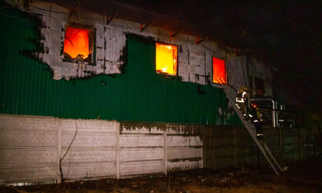 На Киевщине в масштабном пожаре на военных складах пострадал человек (фото)