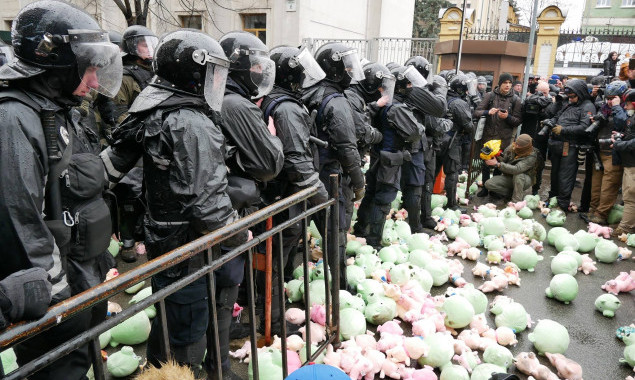 Акция протеста против коррупции в Киеве: без столкновений, но со свиньями (фото, видео)