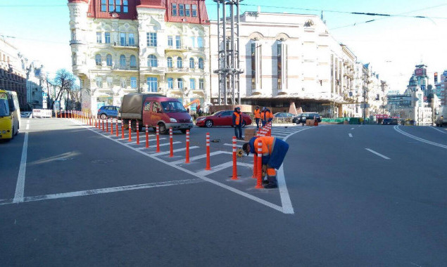 На площади в центре Киева установили делиниаторы (фото)