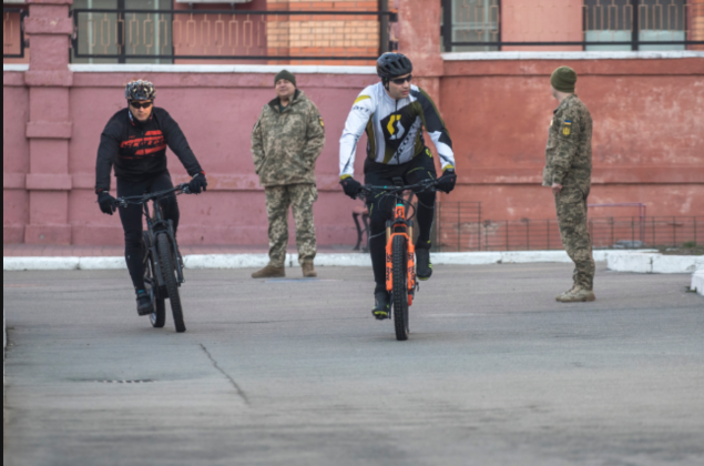 Кличко приехал на выборы на велосипеде