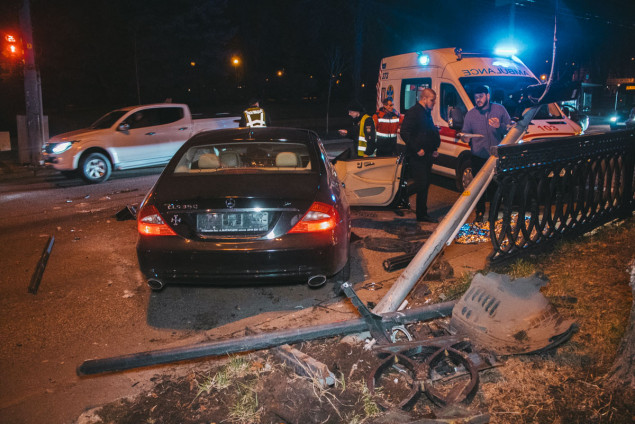 В Киеве в результате ДТП Mercedes снес часть ограждения на бульваре Шевченко и светофор (фото, видео)