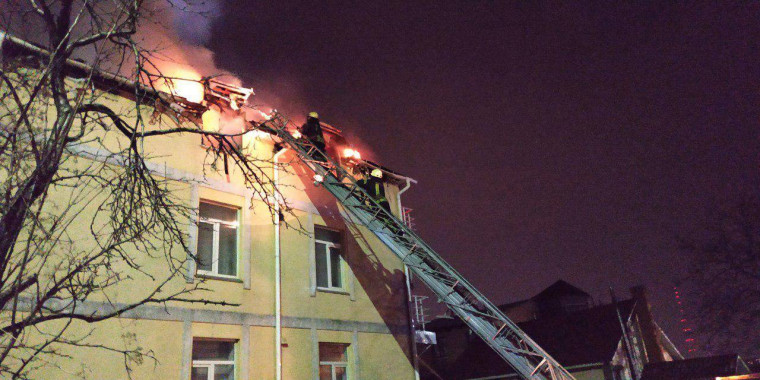 На Куреневке в Киеве произошел масштабный пожар в 3-этажном жилом доме (фото, видео)