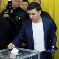 Артист Владимир Зеленский проголосовал на выборах президента Украины во втором туре (видео)