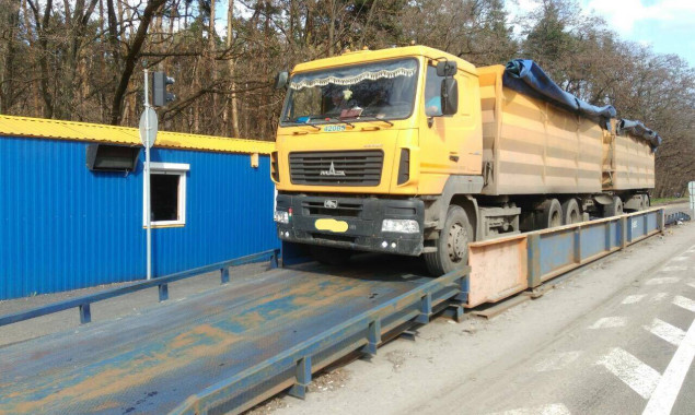 На въезде в Киев остановили 53-тонные грузовики