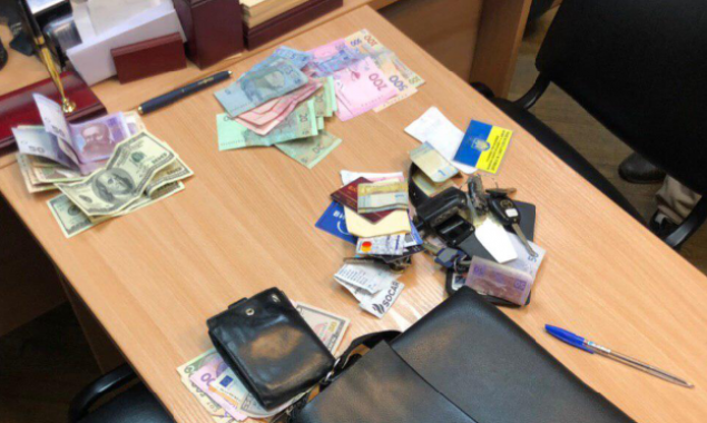 Полицейского задержали в Киеве по подозрению в систематическом получении взяток (фото)