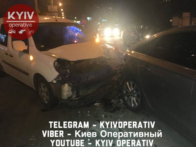 Ночью на Харьковском шоссе в Киеве произошло тройное ДТП (фото, видео)
