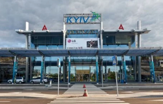 В аэропорту “Киев” проходит эвакуация в связи с очередным минированием