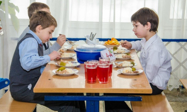 Младших школьников в Украинке за 1,6 млн гривен будет кормить постоянный подрядчик Обуховской РГА