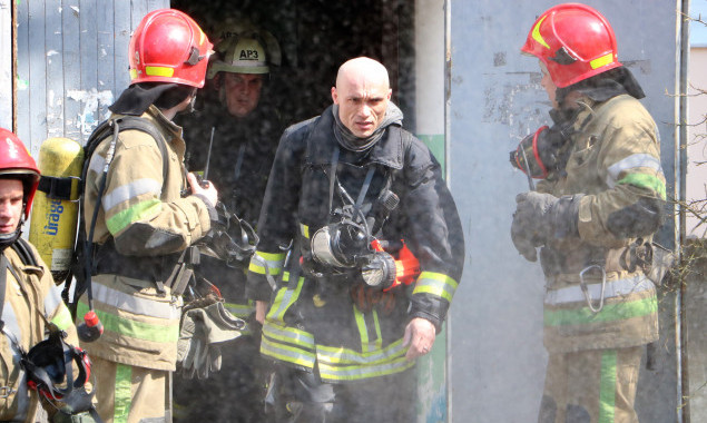 В страшном пожаре в многоэтажке на ул. Сикорского в Киеве погиб человек (фото)