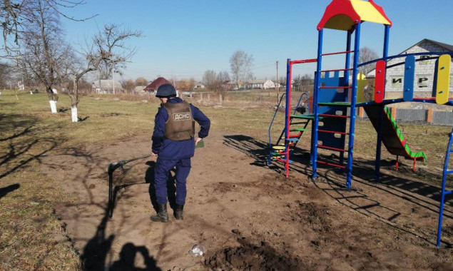 На Киевщине на территории детского сада обнаружили минометные мины (фото, видео)