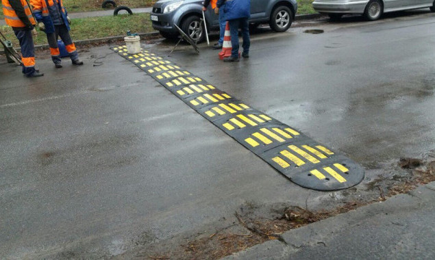 На одной из улиц в Пуще-Водице коммунальщики установили “лежачие полицейские” (фото)