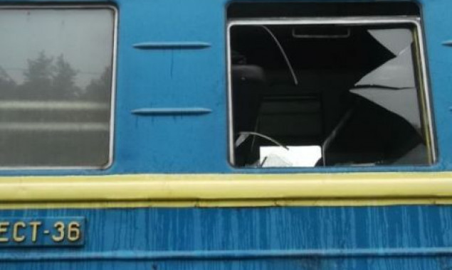 Полиция Киевщины задержала группу несовершеннолетних, которых подозревают в битье окон в поездах и порче имущества “Укрзализныци”
