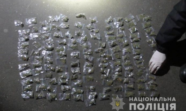Правоохранители задержали в Дарницком районе Киева очередного подозреваемого в торговле наркотиками (фото, видео)
