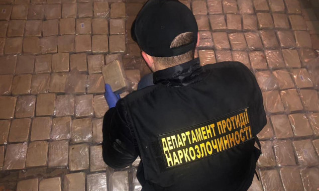 В Киеве ночью задержали иностранцев с 300 кг героина (фото)