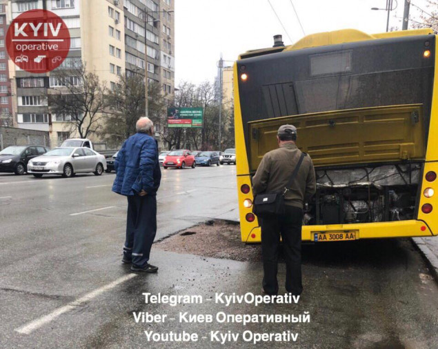 Столичный автобус с пассажирами застрял в яме на улице Липковского