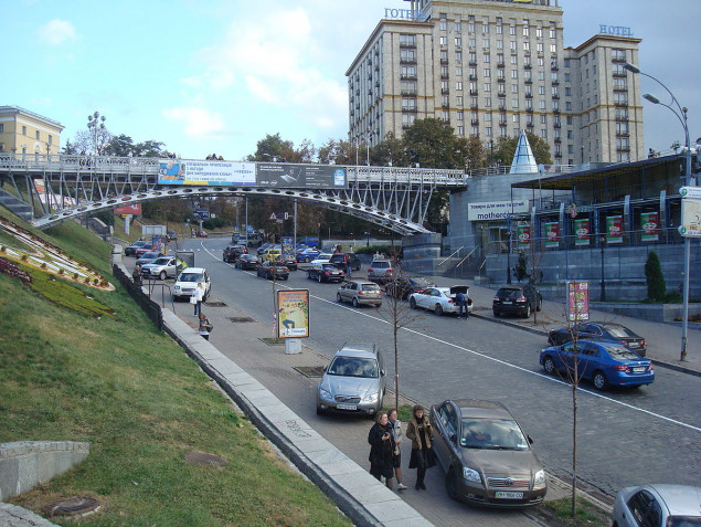Движение по пешеходному мосту на аллее Героев Небесной Сотни в Киеве закроют на 3 месяца