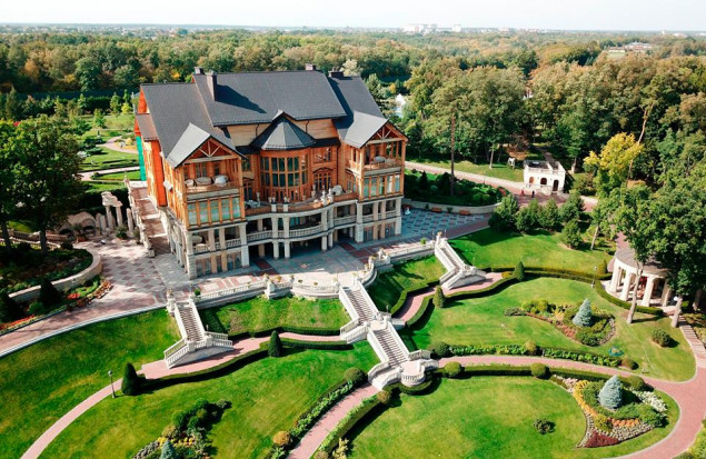 Из резиденции Януковича выгоняют сомнительных владельцев