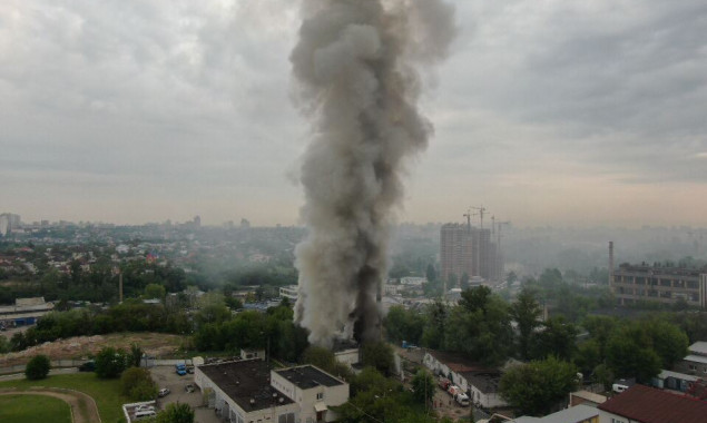 Полсотни спасателей ликвидировали пожар в Голосеевском районе Киева (фото, видео)