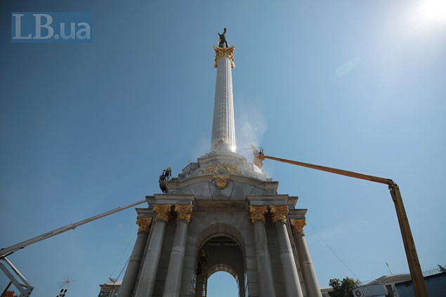 В Киеве впервые помыли Монумент Независимости (фото)