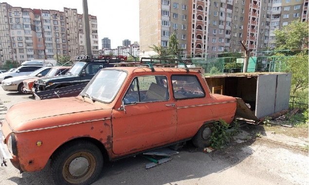 Брошенные на улицах Киева автомобили могут быть распроданы