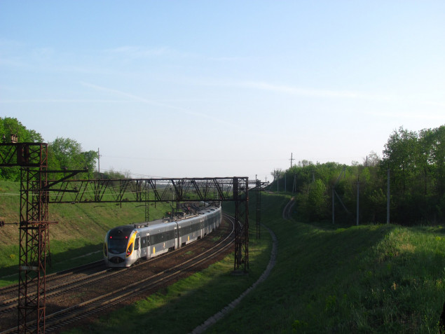 Поезд “Интерсити” Днепр - Киев 40 минут простоял в поле из-за поломки - соцсети