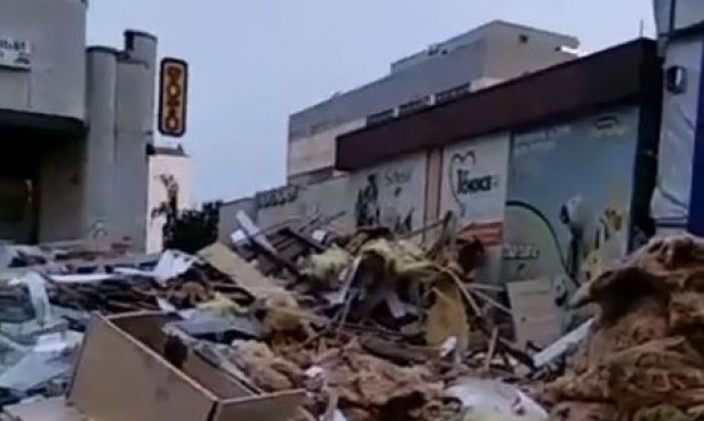 На столичной Троещине на месте демонтажа МАФов остались опасные обломки (видео)