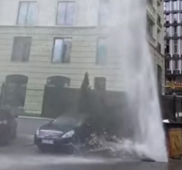 В Киеве на улице Антоновича из-под асфальта бьет фонтан воды высотой в пятиэтажное здание (видео)