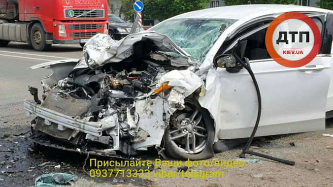Смертельное ДТП под Киевом: легковой автомобиль “влетел” в поворачивающий грузовик (видео аварии)