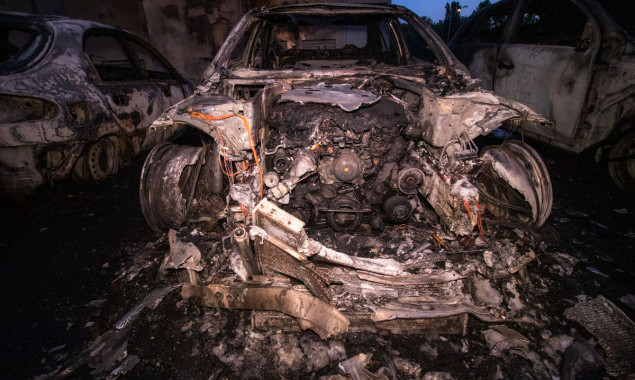 Ночью на проспекте Глушкова в Киеве горели пять автомобилей (фото, видео)