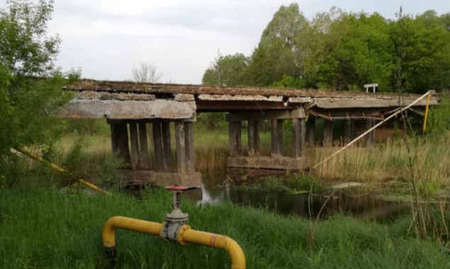 На Киевщине два села остались без газа из-за повреждения газопровода при обвале старого моста (фото)